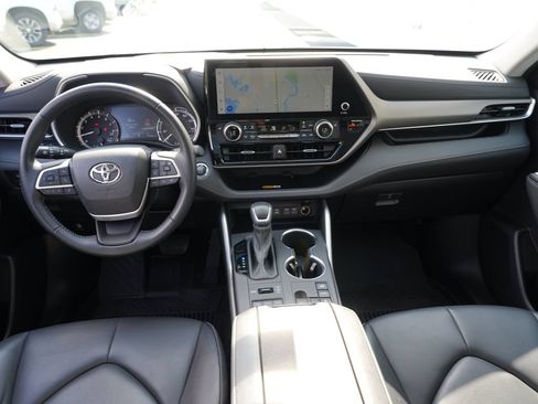 Used 2023 Toyota Highlander XLE AWD/4WD image 25
