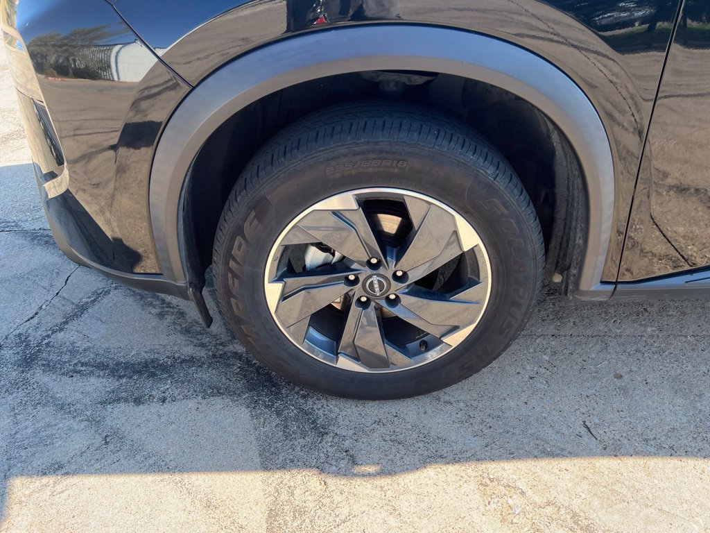 Used 2024 Nissan Rogue SV FWD image 2
