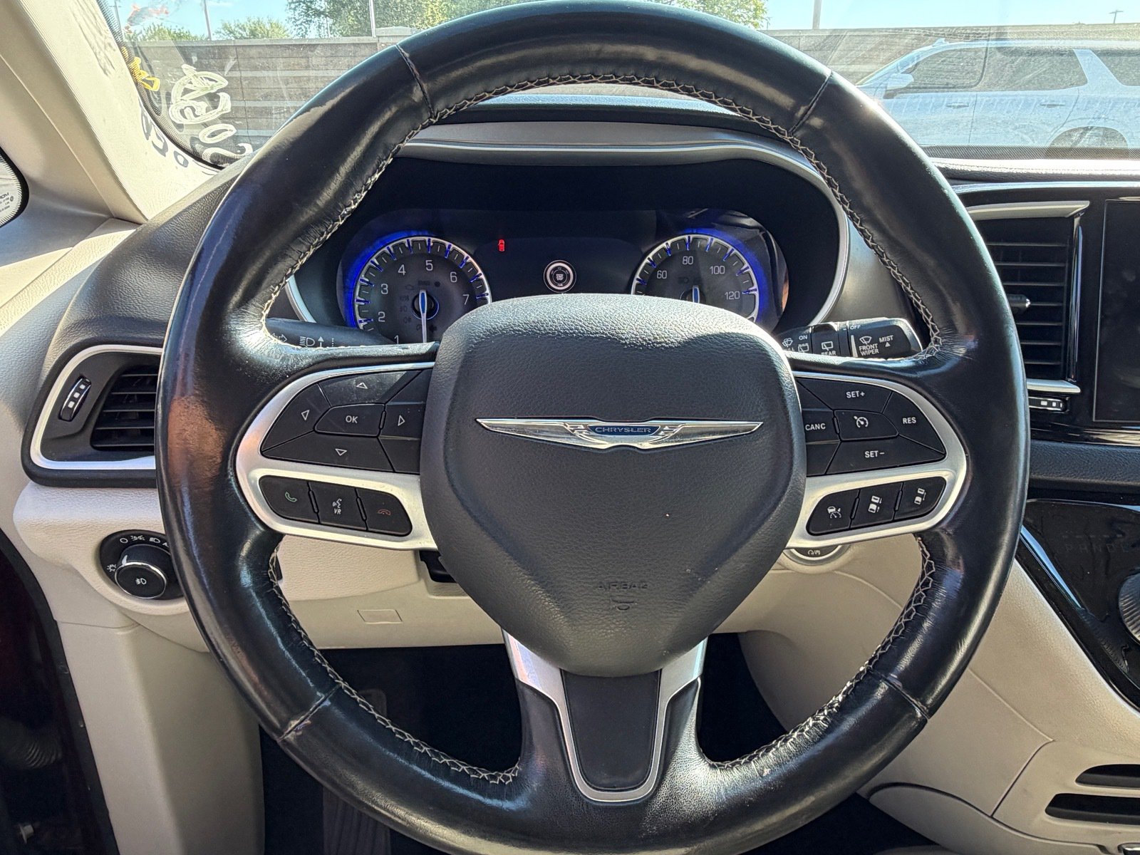 Used 2021 Chrysler Pacifica Touring-L FWD image 10