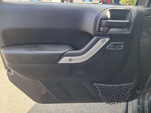 Used 2017 Jeep Wrangler Unlimited Rubicon image 13