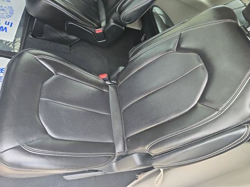 Used 2023 Chrysler Pacifica Touring-L FWD image 14