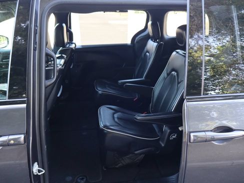 Used 2019 Chrysler Pacifica Limited w/ Advanced Safetytec Group FWD image 20