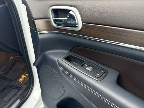 Used 2015 Jeep Grand Cherokee Overland w/ Advanced Technology Group image 9