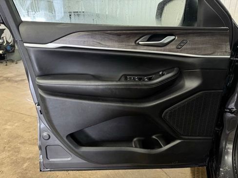 Used 2023 Jeep Grand Cherokee L Limited image 13