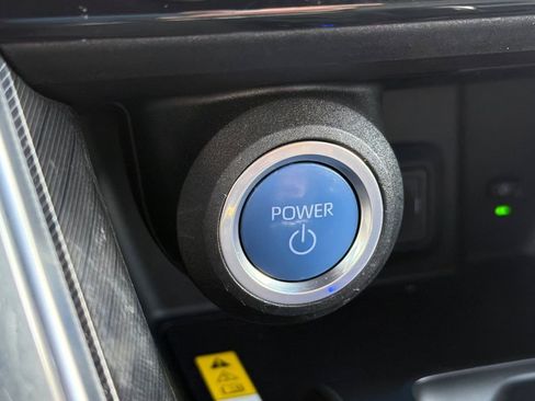 Used 2021 Toyota Venza XLE w/ Carpet Mat Package (TMS) image 19