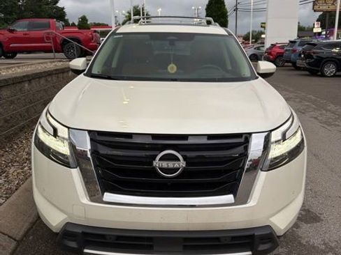 Used 2024 Nissan Pathfinder Platinum FWD image 2