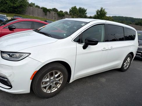 Certified 2024 Chrysler Pacifica Touring-L FWD image 3