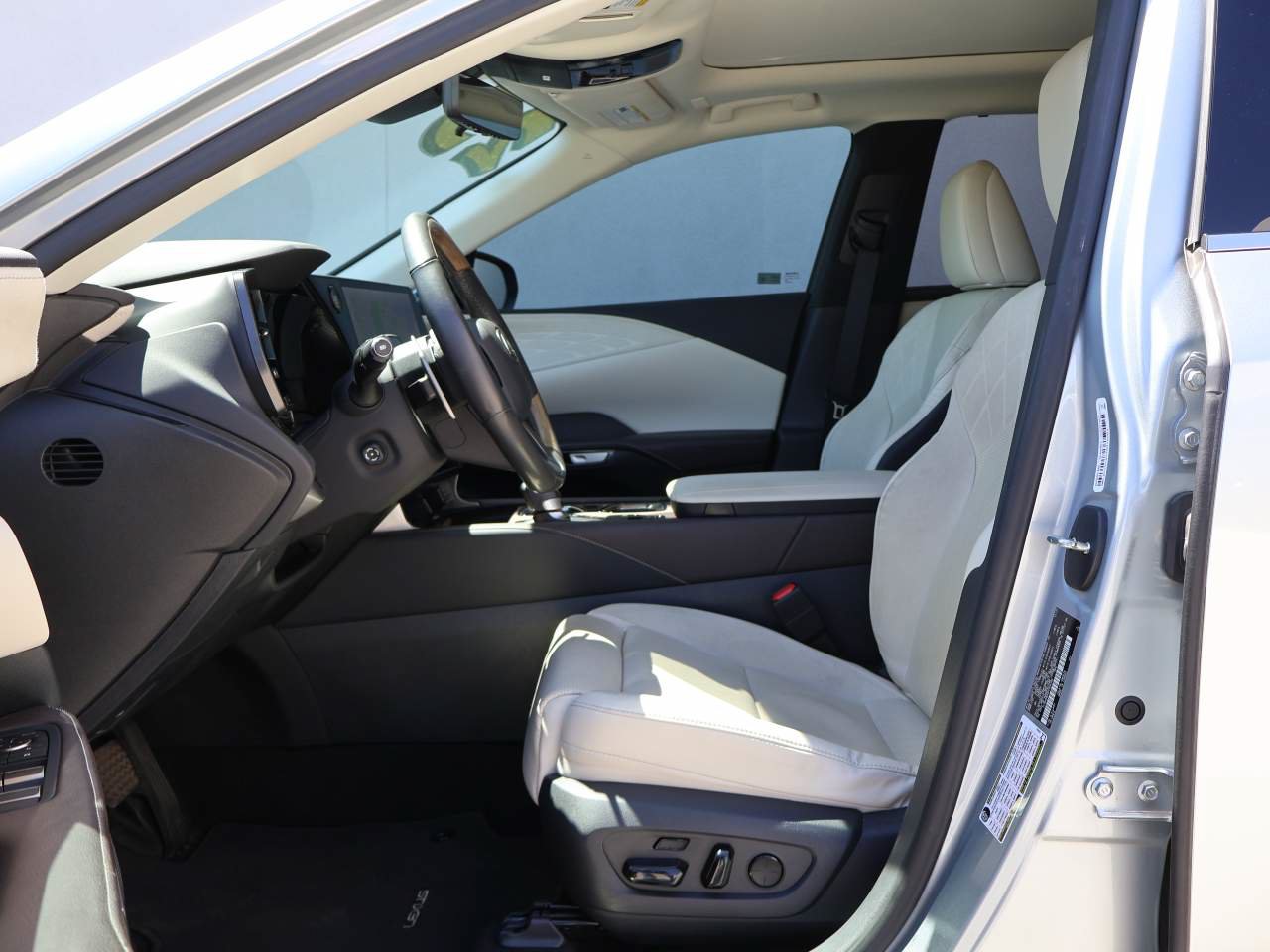 Used 2023 Lexus RX 350 FWD w/ Cold Area Package image 8