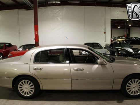 Used 2003 Lincoln Town Car Executive image 27