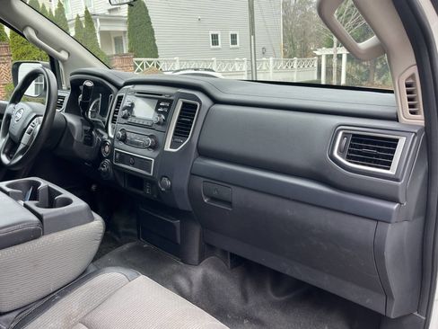 Used 2017 Nissan Titan S image 9