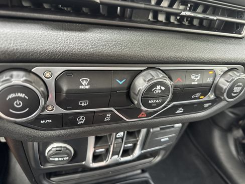 Used 2025 Jeep Gladiator Sport AWD/4WD image 19