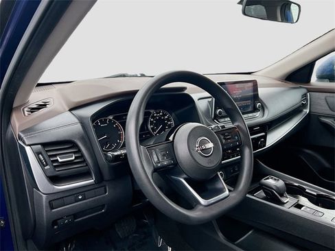 Used 2023 Nissan Rogue SV image 9