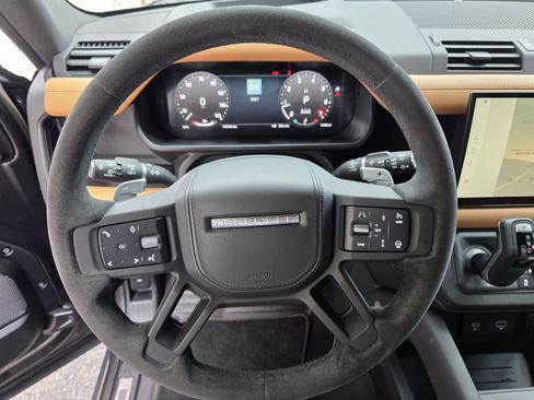 Used 2023 Land Rover Defender 110 V8 AWD/4WD image 18