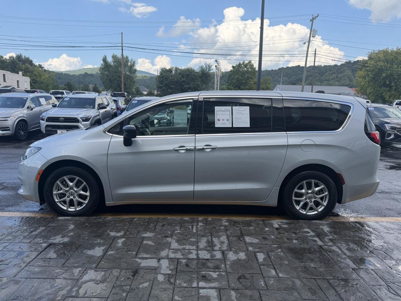 Used 2024 Chrysler Voyager LX FWD image 5