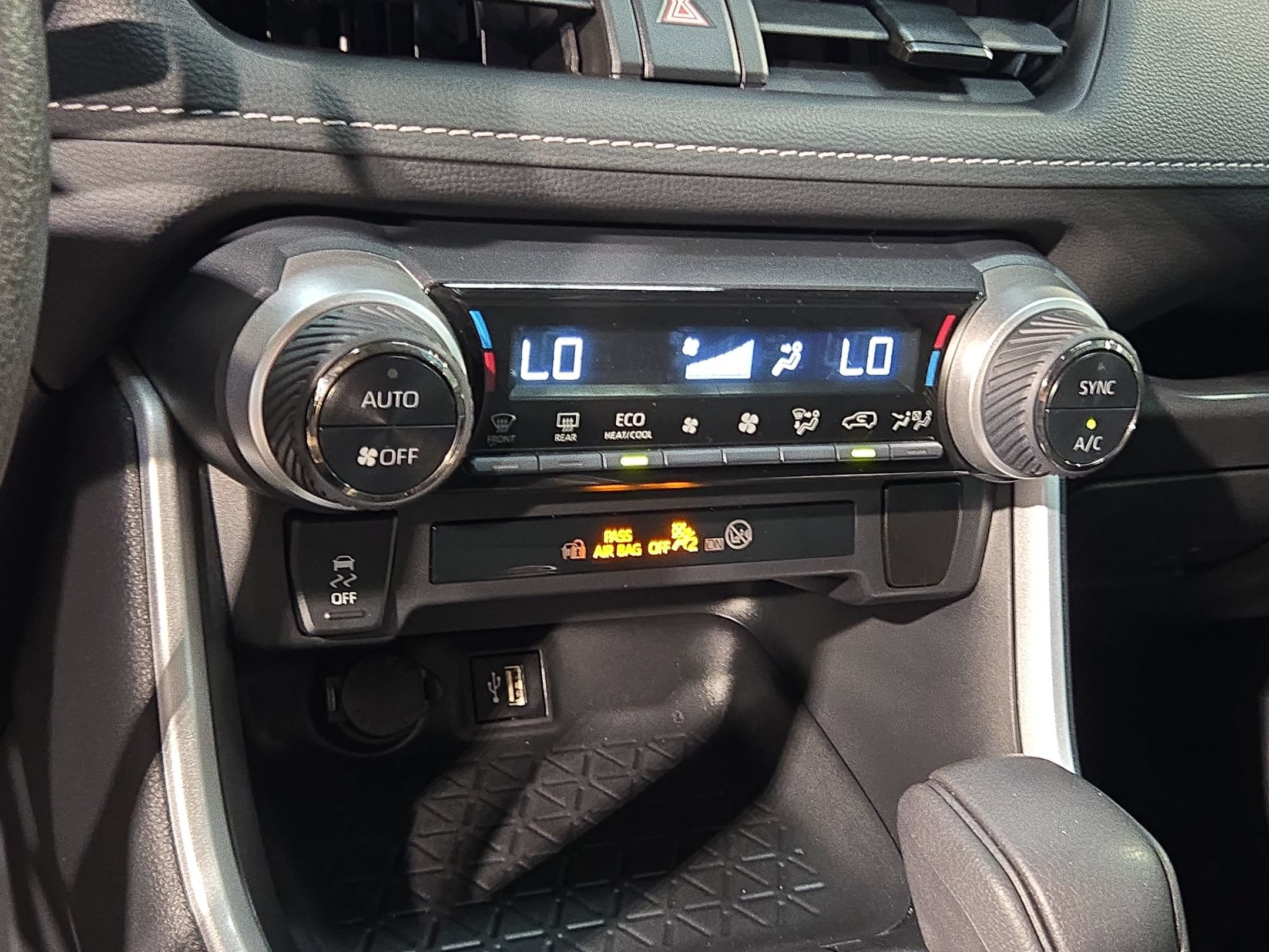 Used 2024 Toyota RAV4 LE AWD/4WD image 30