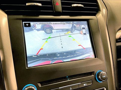 Used 2017 Ford Fusion SE w/ Fusion SE Technology Package FWD image 11