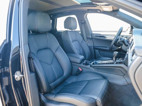 Certified 2025 Porsche Macan image 28