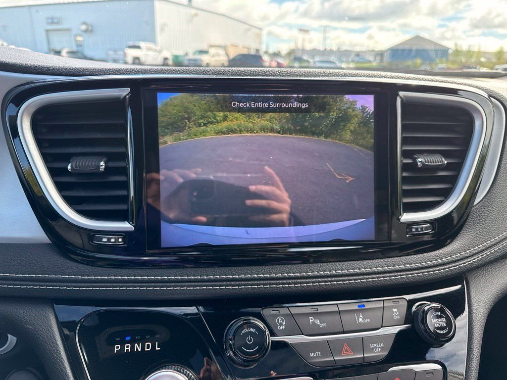 Used 2025 Chrysler Pacifica Limited FWD image 32