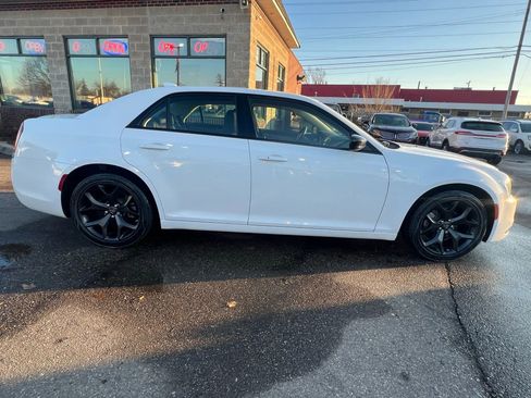 Used 2022 Chrysler 300 Touring w/ Sport Appearance Package image 4