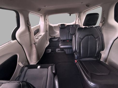 Used 2023 Chrysler Pacifica Touring-L FWD image 26