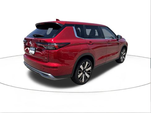 Used 2025 Mitsubishi Outlander SE FWD image 3