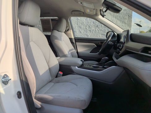 Used 2021 Toyota Highlander LE image 33