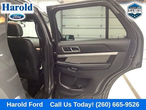 Used 2017 Ford Explorer XLT w/ XLT Technology Feature Bundle FWD image 9