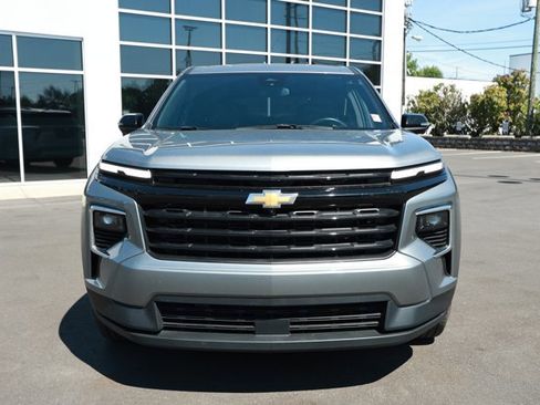 Used 2024 Chevrolet Traverse LT FWD image 2