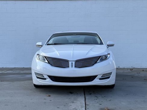 Used 2014 Lincoln MKZ 4dr Sdn AWD image 2