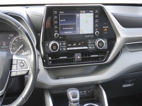 Used 2022 Toyota Highlander XLE image 18