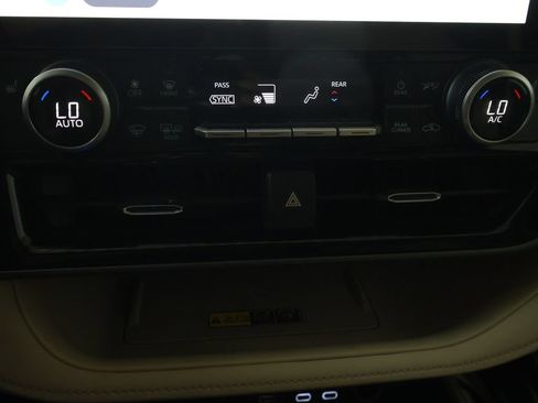 Used 2025 Toyota Highlander XLE FWD image 26