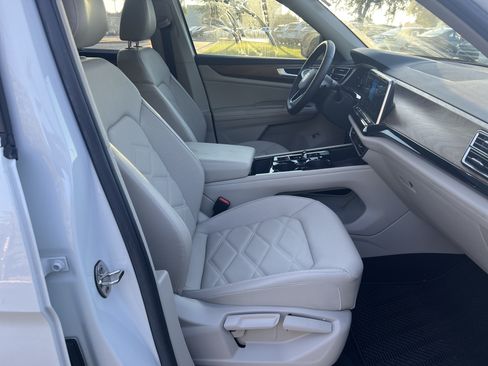Used 2024 Volkswagen Atlas SE w/ Panoramic Sunroof Package FWD image 26