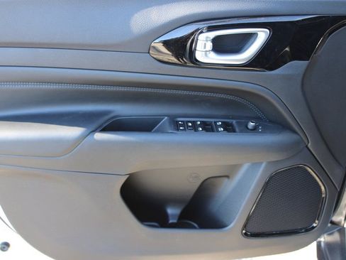 New 2026 Jeep Compass Latitude image 9