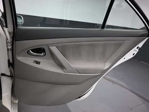 Used 2011 Toyota Camry LE FWD image 31