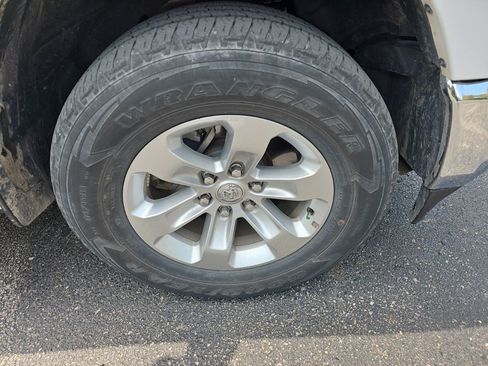 Used 2024 RAM 1500 Laramie AWD/4WD image 9