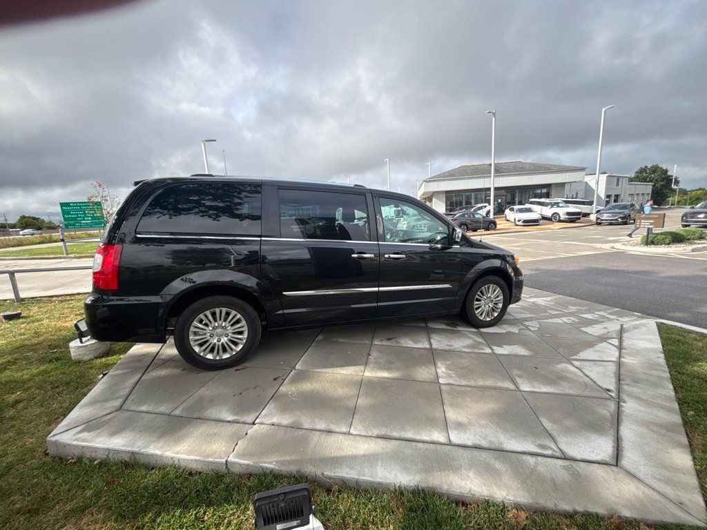Used 2016 Chrysler Town & Country Limited FWD image 1