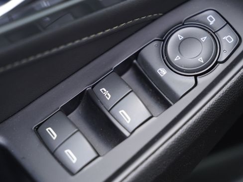 Used 2023 Chevrolet Traverse LT FWD image 17