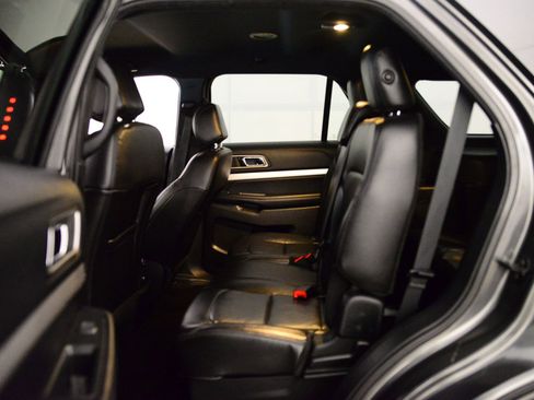 Used 2017 Ford Explorer XLT w/ Equipment Group 202A image 11