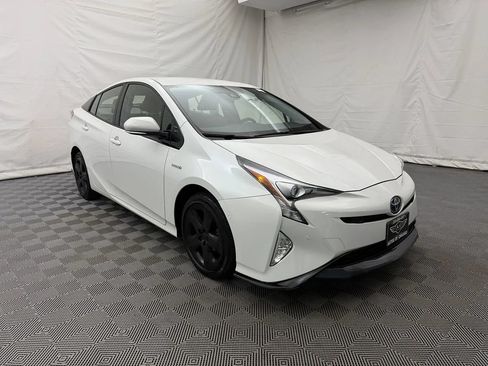 Used 2018 Toyota Prius Three Touring w/ Appearance Package FWD image 4