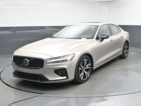 Used 2024 Volvo S60 B5 Plus w/ Climate Package FWD image 3