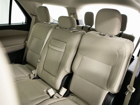 Used 2023 Ford Explorer XLT image 28