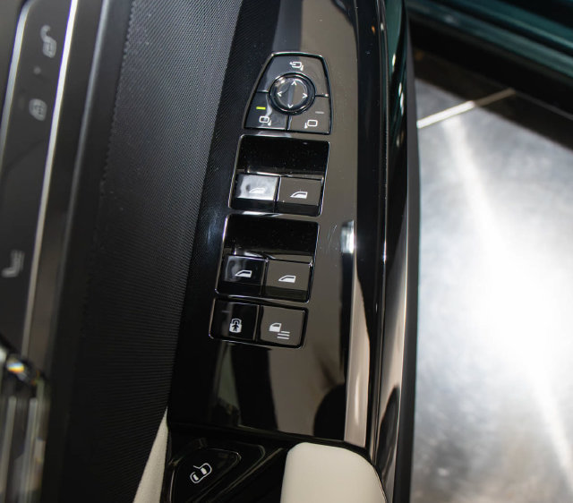 Used 2027 BMW i7 xDrive50 w/ M Sport Package AWD/4WD image 12