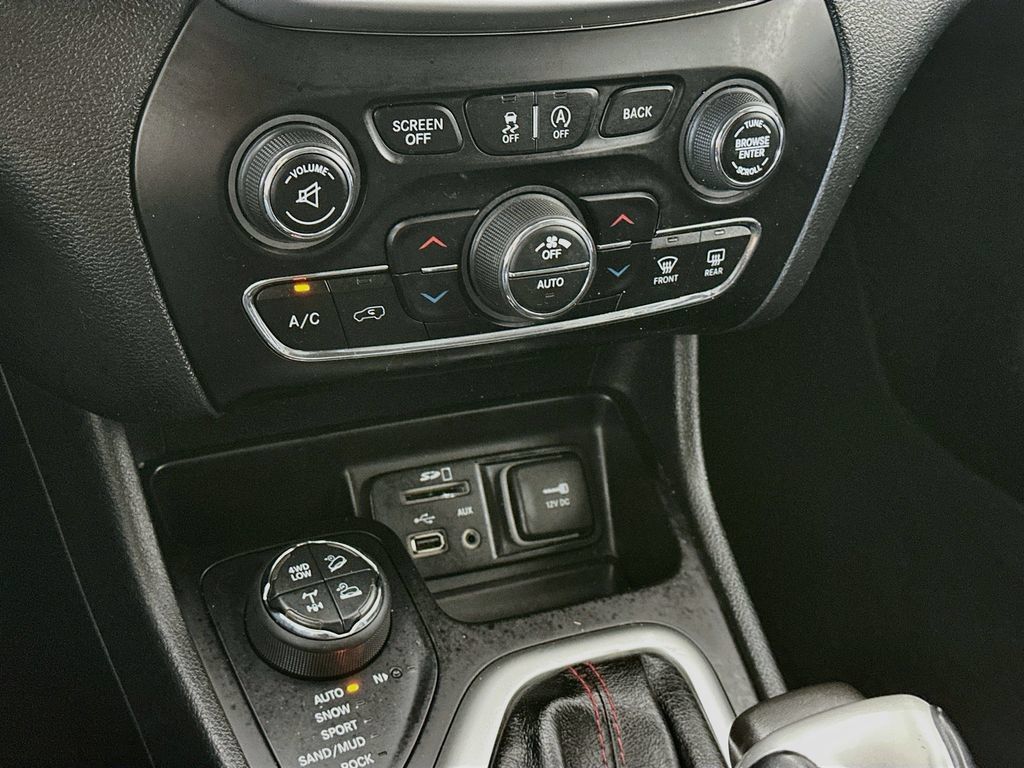 Used 2018 Jeep Cherokee Trailhawk AWD/4WD image 16