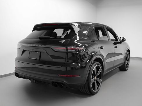 Used 2023 Porsche Cayenne Platinum Edition image 12