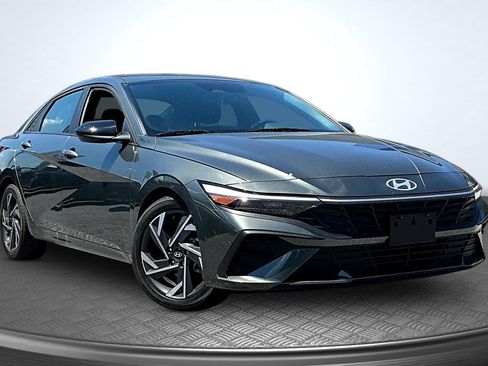 Used 2025 Hyundai Elantra Sport FWD image 3