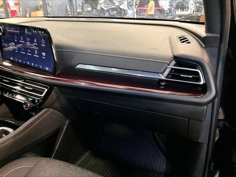 Used 2024 Chevrolet Traverse Z71 AWD/4WD image 13