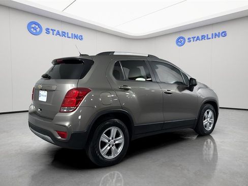 Used 2021 Chevrolet Trax LT w/ LT Convenience Package image 9