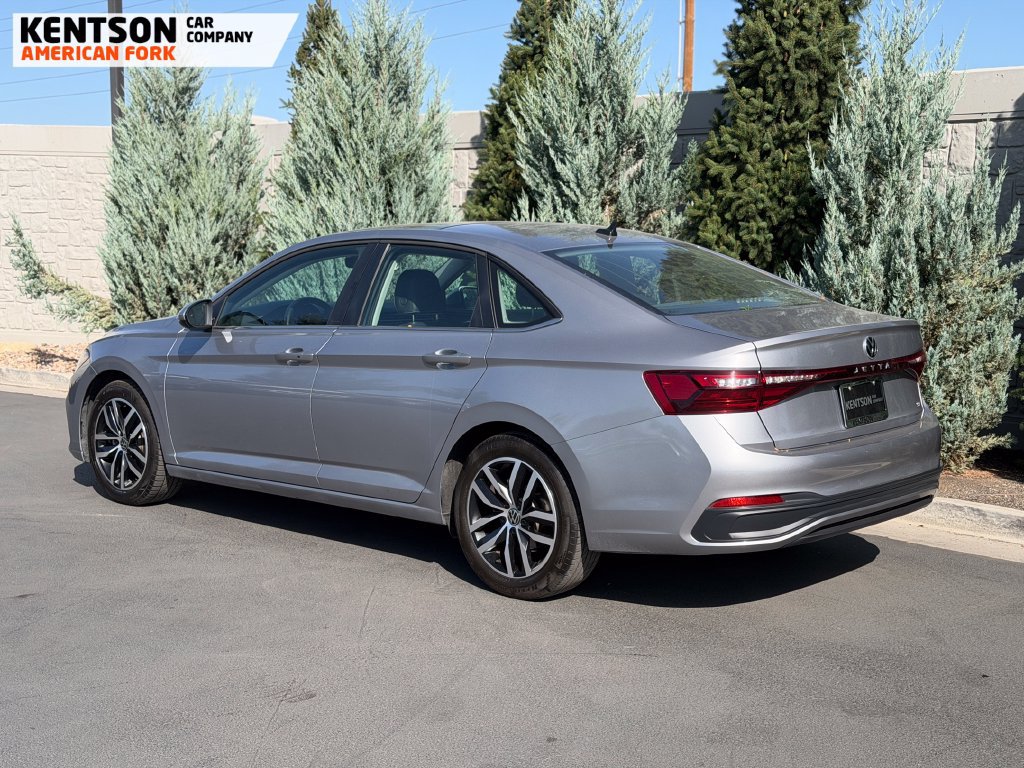 Used 2025 Volkswagen Jetta SE FWD image 5