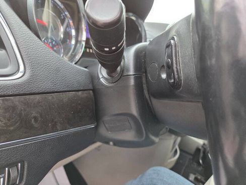 Used 2014 Chrysler Town & Country Touring w/ Driver Convenience Group FWD image 21