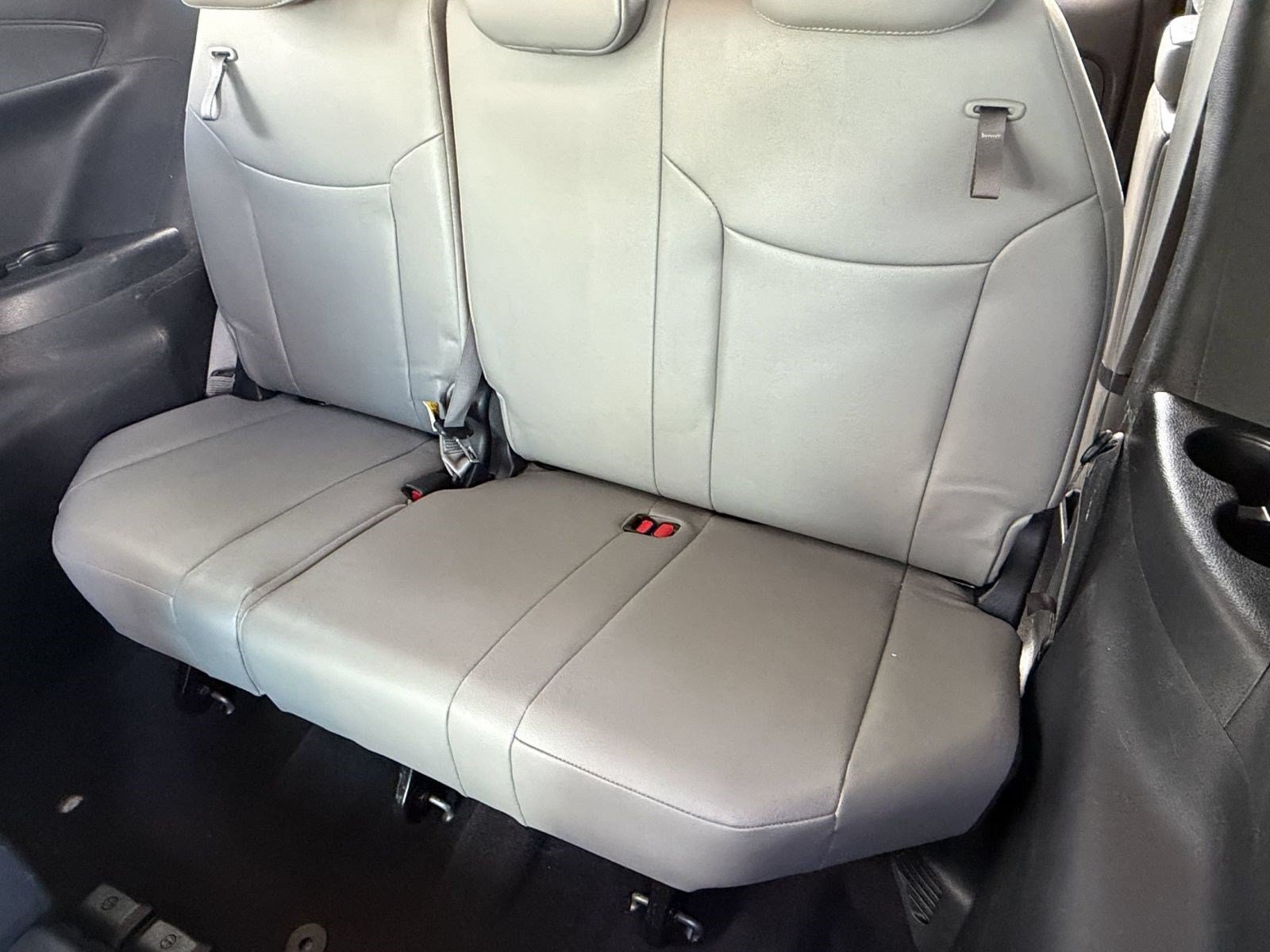 Used 2025 Toyota Sienna XLE FWD image 31